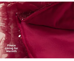 Dettaglio della fodera in pile caldo e mesh di paillettes rosse dell'abito da festa