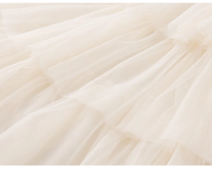 Detail der cremefarbenen Netzschichten und Falten-Tüll-Stoff an diesem Prinzessinnenkleid