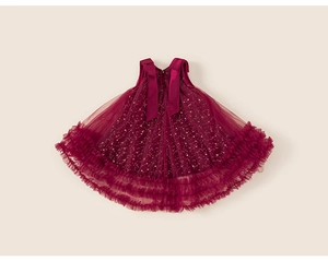 Dettaglio dell'abito in tulle bordeaux con paillettes e fiocco di raso sulla schiena