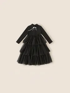 Elegantes schwarzes Mädchenkleid mit langen Ärmeln und mehrlagigem Tüll-Stufenrock