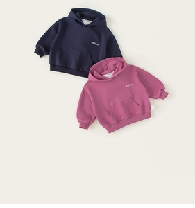 Detail of kids hooded sweatshirts in navy blue and rose red with letter embroidery