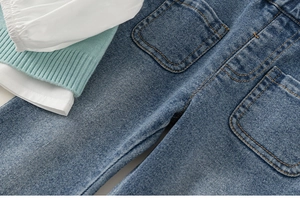 Détail du jean délavé bleu pour fille avec poches plaquées et doubles surpiqûres jaunes