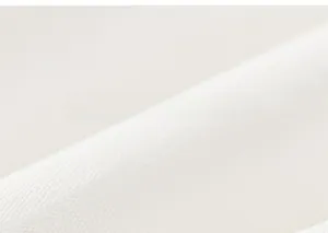 Détail macro du tissu en coton blanc cassé doux avec un motif de tissage en grille clair