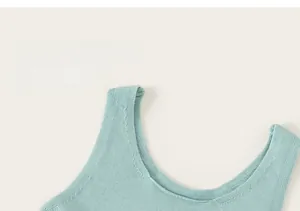 Gros plan d'un gilet en tricot vert menthe pour fille montrant la texture et le col en U