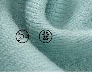 Gros plan sur la maille vert menthe douce avec des fibres fines et des mailles précises