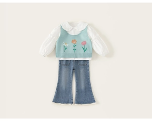 Détail du gilet en tricot brodé de fleurs et chemise à col volanté pour fille
