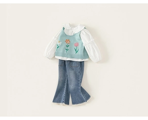 Détail d'un ensemble 3 pièces fille avec gilet en tricot vert et jean évasé