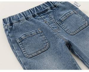 Détail du pantalon en jean bleu avec taille élastique et coutures contrastées