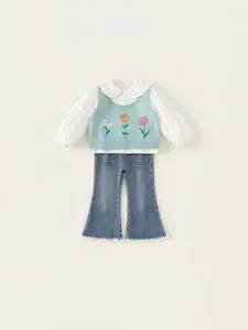 Ensemble 3 pièces fille avec gilet vert, chemise à volants et jean évasé