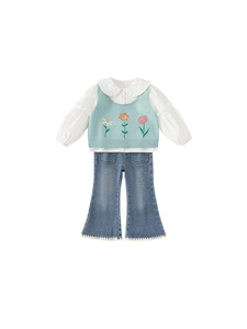 Ensemble 3 pièces fille avec gilet brodé, chemise blanche et jean évasé sur fond blanc