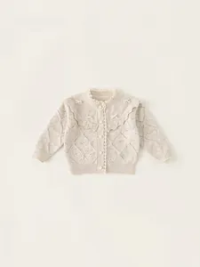 Meisjes gebreid vest in beige met kanten ruches, strikjes en kleurrijke garenstippen