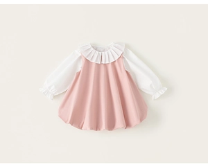Détail d'une robe rose sans manches avec col à volants blancs et manches longues