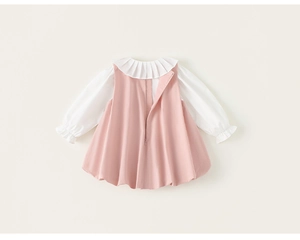 Détail de l'ensemble robe rose à bretelles et chemise blanche à volants pour petites filles