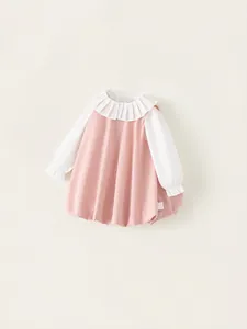 Rosa Mädchen-Kleiderset mit weißem Langarmshirt und plissiertem, übergroßem Kragen