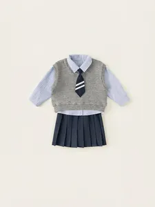 Ensemble uniforme scolaire fille avec gilet gris, chemise rayée et jupe plissée bleue