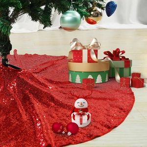 Jupe de sapin de Noël à paillettes rouges sur parquet avec décorations de fête