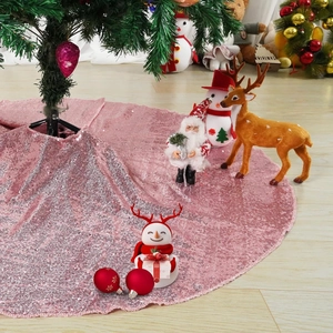 Détail du tapis de sapin de Noël à paillettes roses avec figurines du Père Noël et renne