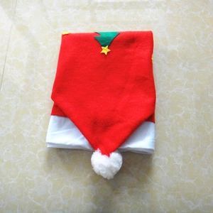 Détail de la housse de chaise de Noël en feutre rouge avec sapin vert et pompons