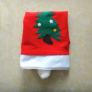 Détail de la housse de chaise de Noël en feutre rouge et blanc avec motif sapin vert