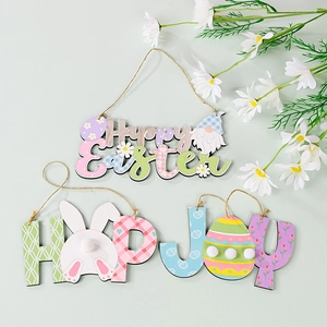 Trois décorations de Pâques en bois avec motifs Happy Easter, HOP et JOY sur fond vert