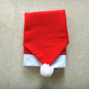 Détail de la housse de chaise de Noël rouge avec bordure blanche et pompon décoratif doux
