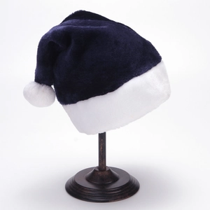 Detalle de gorro de Navidad azul marino de felpa con borde blanco en un soporte