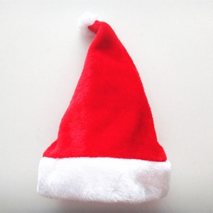 Detalle de la tela de felpa roja y el ribete de piel blanca de este clásico gorro de Navidad