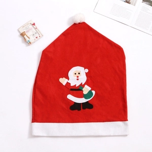 Détail de la housse de chaise Père Noël rouge avec pompon et applique en feutrine