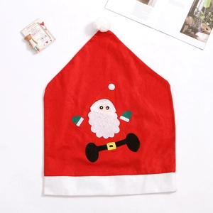 Vue détaillée de la housse de chaise Père Noël rouge et blanc avec pompon et broderie