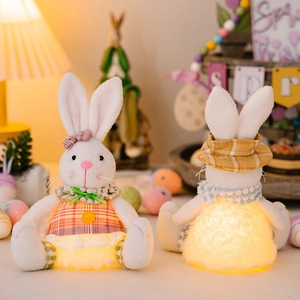 Coniglietti pasquali di peluche luminosi con accessori a quadri e decoro LED caldo