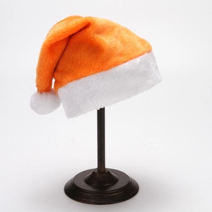Gorro de Navidad creativo de felpa naranja con pompón blanco en un soporte