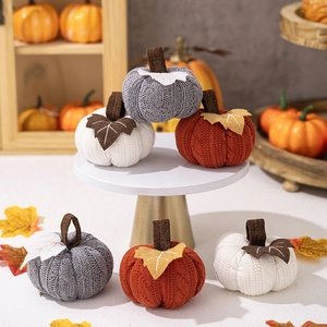 Citrouilles décoratives en tricot orange, gris et blanc pour décoration d'automne