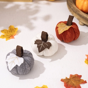 Trois citrouilles tricotées à la main aux couleurs d'automne pour la décoration
