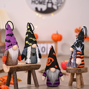 Lot de quatre gnomes d'Halloween lumineux avec chapeaux chauve-souris et citrouille sur bois