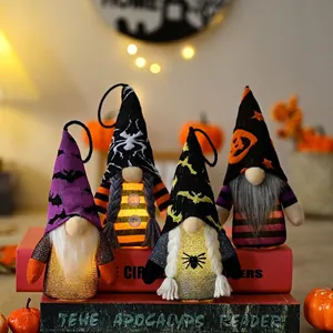 Lot de quatre gnomes d'Halloween lumineux avec chapeaux tricotés et lumières LED jaunes