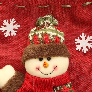 Rote Weihnachtsgeschenktüte aus Leinen mit 3D-Schneemann, Strickmütze und weißen Schneeflocken