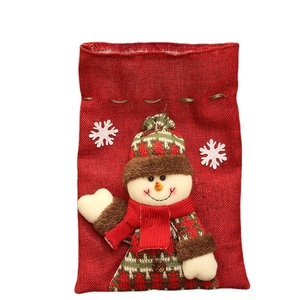 Roter Weihnachtsbeutel mit 3D-Plüsch-Schneemann und weißen Schneeflocken-Stickereien