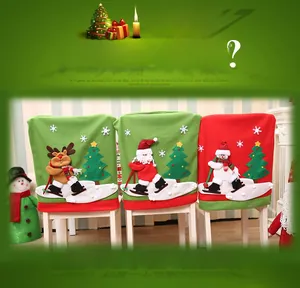 Dettaglio dei coprisedia natalizi con ricami di Babbo Natale e renna in stile cartone
