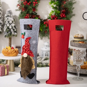 Sacchetti regalo di vino natalizi con ricami di gnomi e paillettes in un ambiente festoso