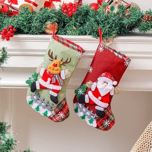 Lot de grandes chaussettes de Noël en toile de jute avec Père Noël et renne sur la cheminée