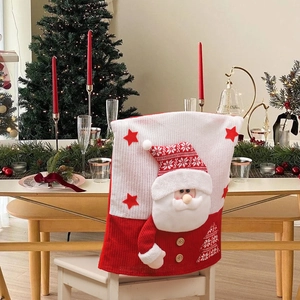 Housse de chaise de Noël avec Père Noël 3D et étoile rouge sur une chaise en bois blanche
