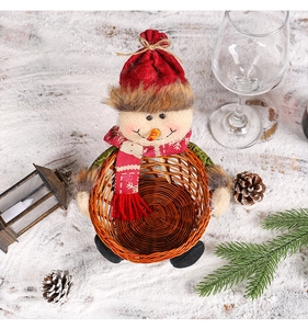 Détail d'un panier en peluche bonhomme de neige fait main pour bonbons de Noël et déco