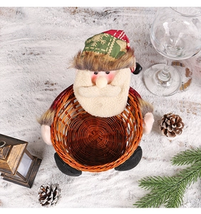 Détail du panier à bonbons de Noël avec poupée Père Noël en peluche sur rotin tressé