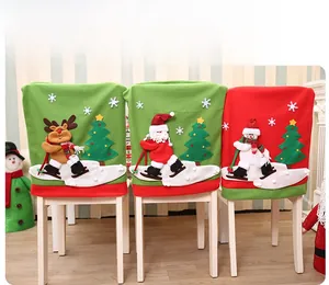 Dettaglio di tre coprisedie natalizi con motivi di Babbo Natale, renna e pupazzo di neve