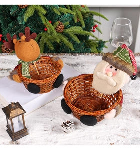 Détail de paniers à bonbons en bambou avec figurines de renne et père Noël de Noël