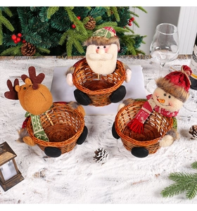 Détails de paniers de Noël tressés avec figurines de Père Noël, renne et bonhomme de neige