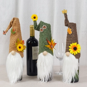 Drie herfstkabouter wijnfleshoezen met zonnebloemen en esdoornblad oogstversieringen