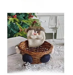 Détail du panier à bonbons Père Noël fait main avec chapeau à carreaux rouges