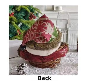 Détail du panier à bonbons gnome de Noël avec bonnet en tricot rouge et osier