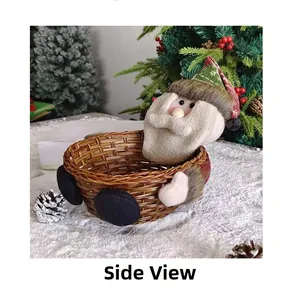 Vue latérale du panier de bonbons de Noël avec poupée Père Noël et texture tressée